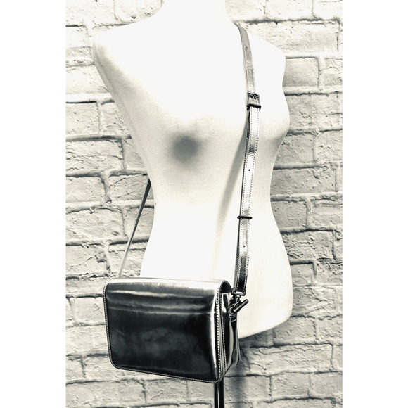 MADEWELL The Toggle Flap‎ Crossbody Bag in Specchio Leather - Silver - Picture 2 of 10